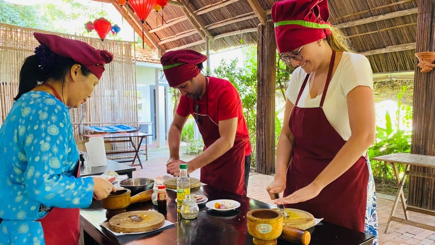 Participez au cours de cuisine à Hoi An en novembre au village de Tra Que
